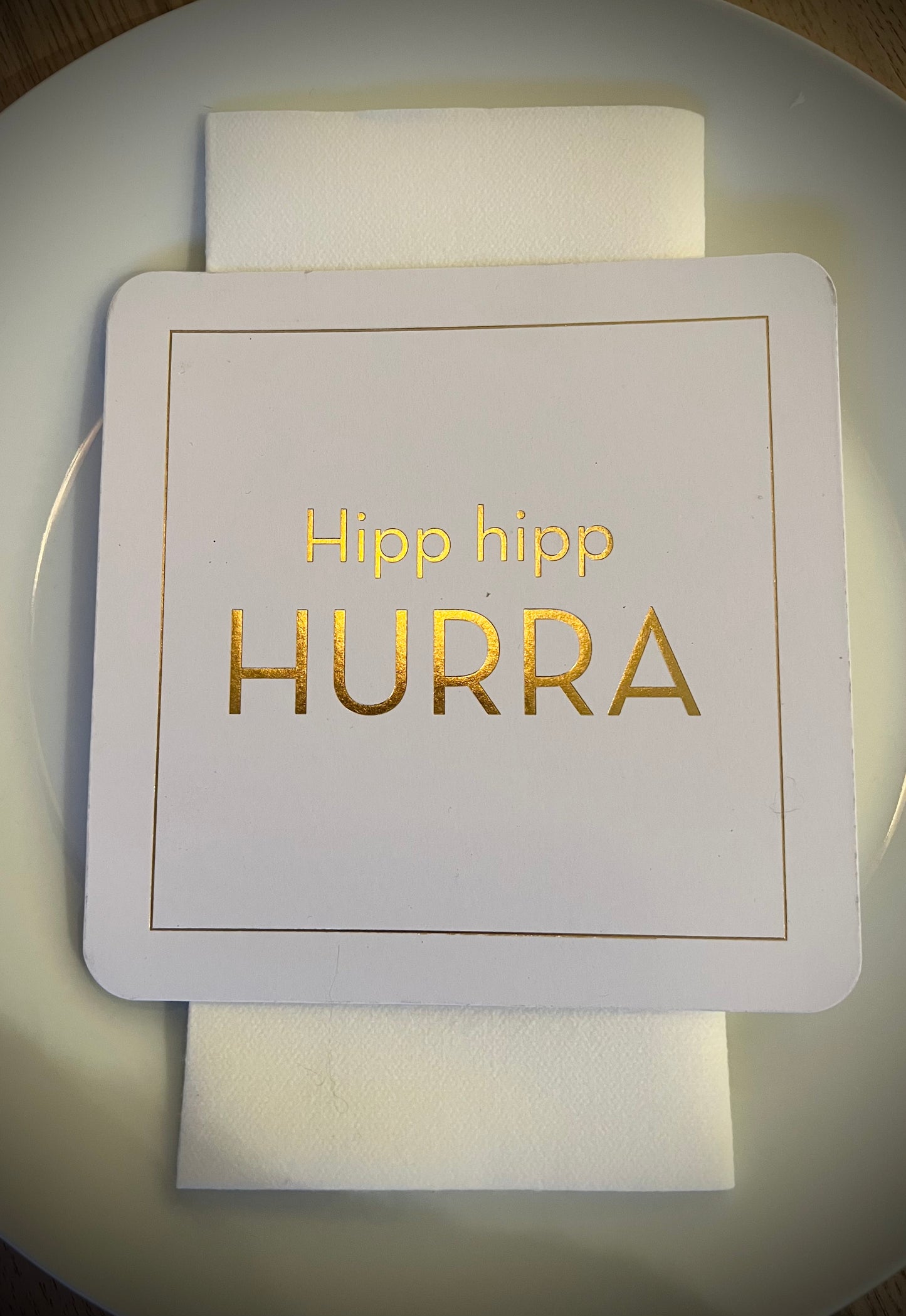 Pappiett Hvit "Hipp hipp hurra"