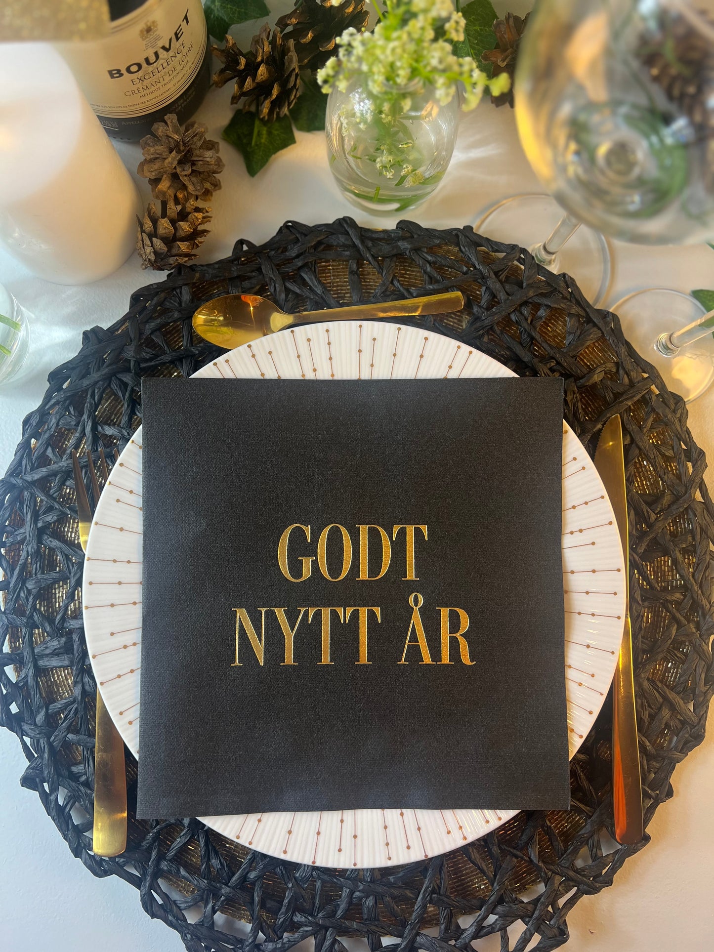Sort AIRLAID serviett med gull tekst - "Godt Nytt år"