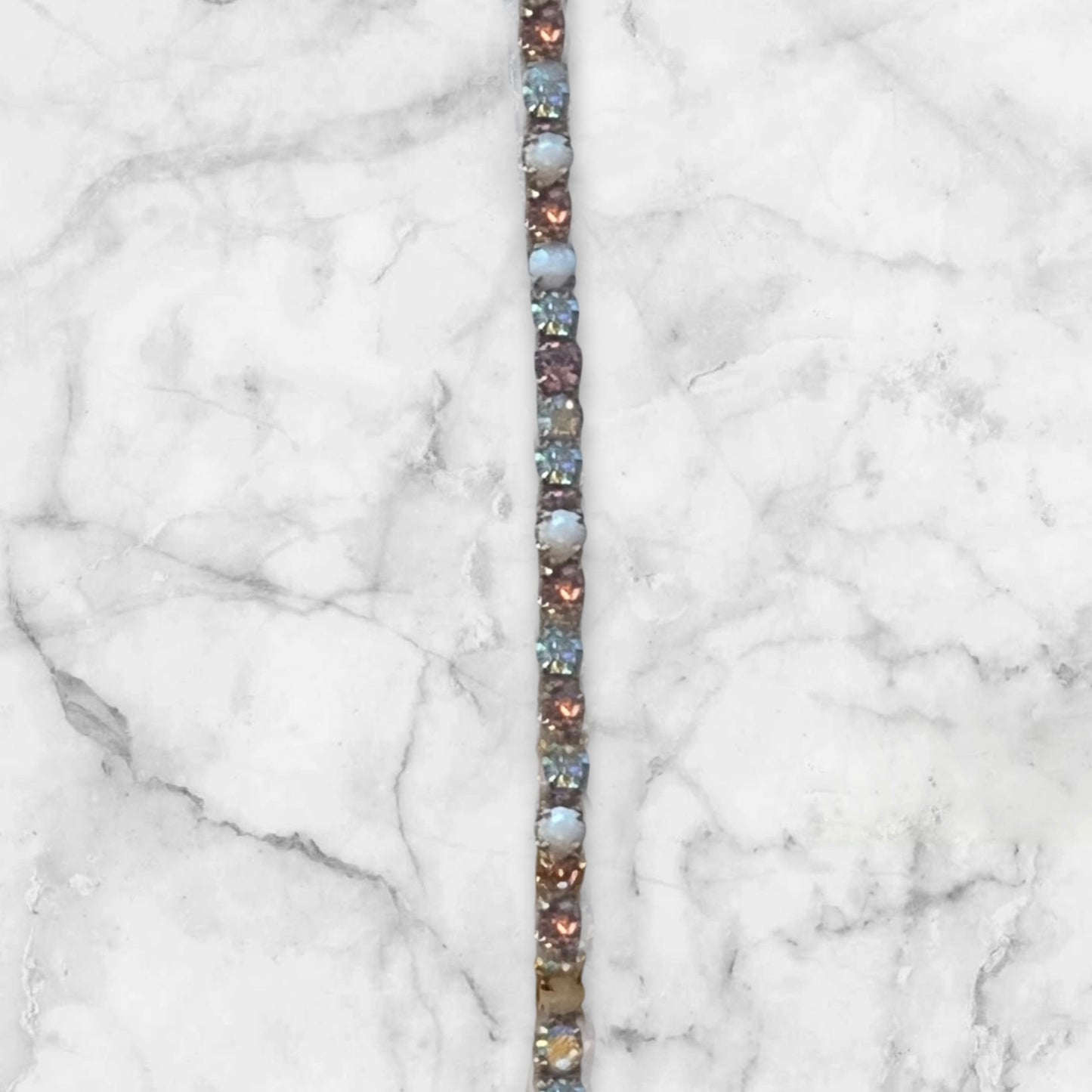 Elastisk armbånd med zirkonstener - Multifargede lyse stener, Gull