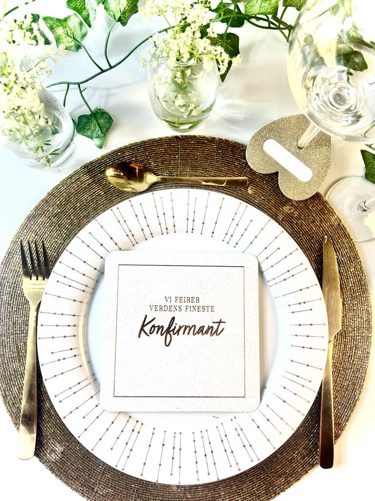 Pappiett hvit glitter "Vi feirer verdens fineste konfirmant"