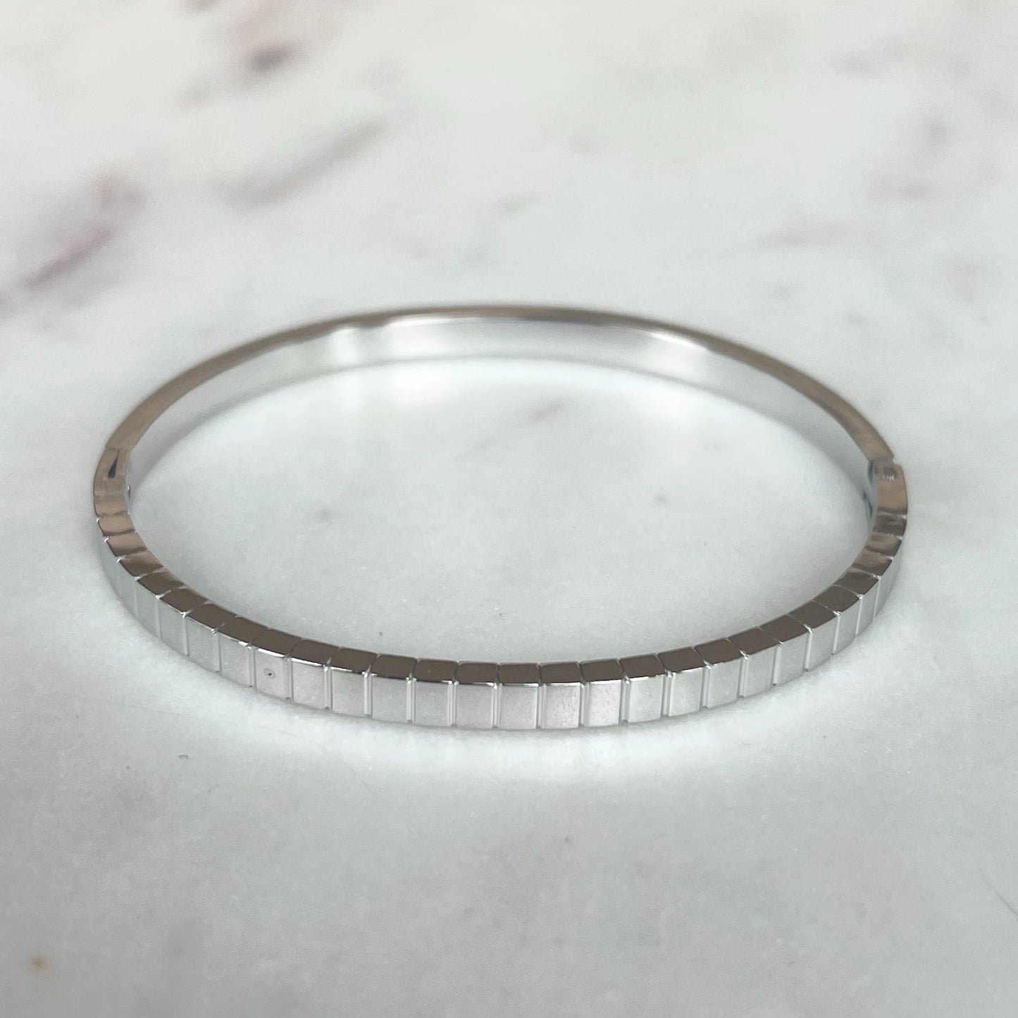 Bangle, ovalt armbånd - Ribbed, sølv
