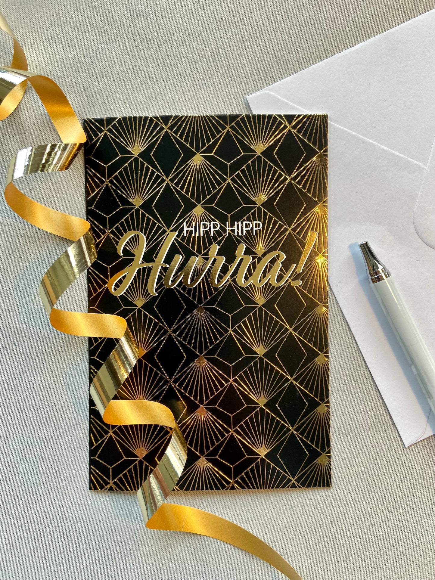 Gratulasjonskort "Hipp Hipp Hurra" med mønster i gull
