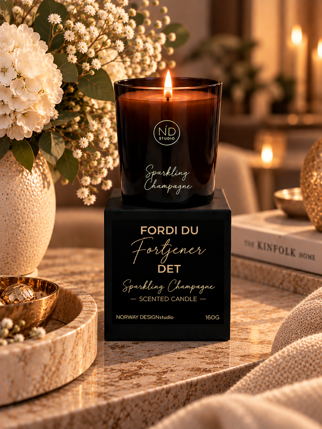 Duftlys Fordi du fortjener det, Sparkling Champagne, i varmt interiør med blomster