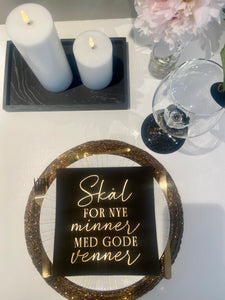 Sort AIRLAID serviett med gull tekst - "Skål for nye minner med gode venner"