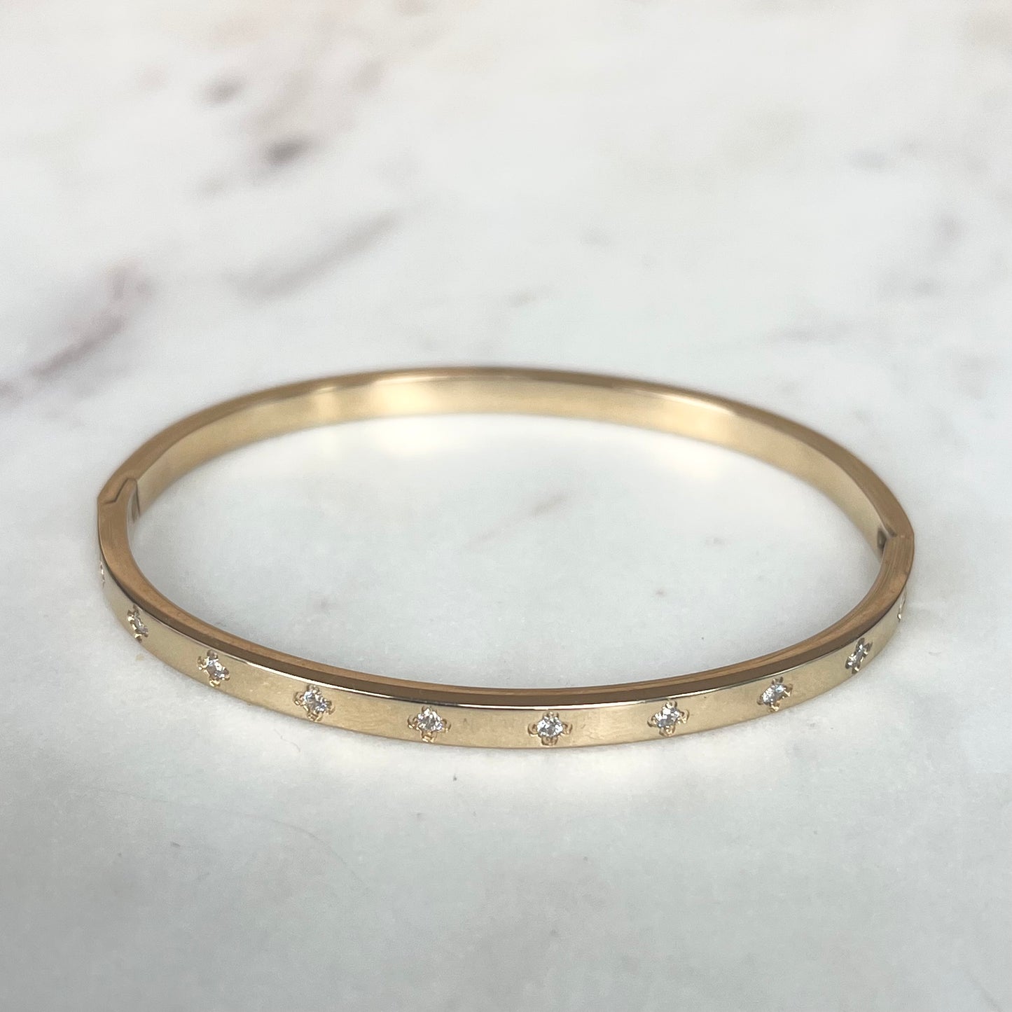 Bangle, ovalt armbånd - zirkonstener, gull