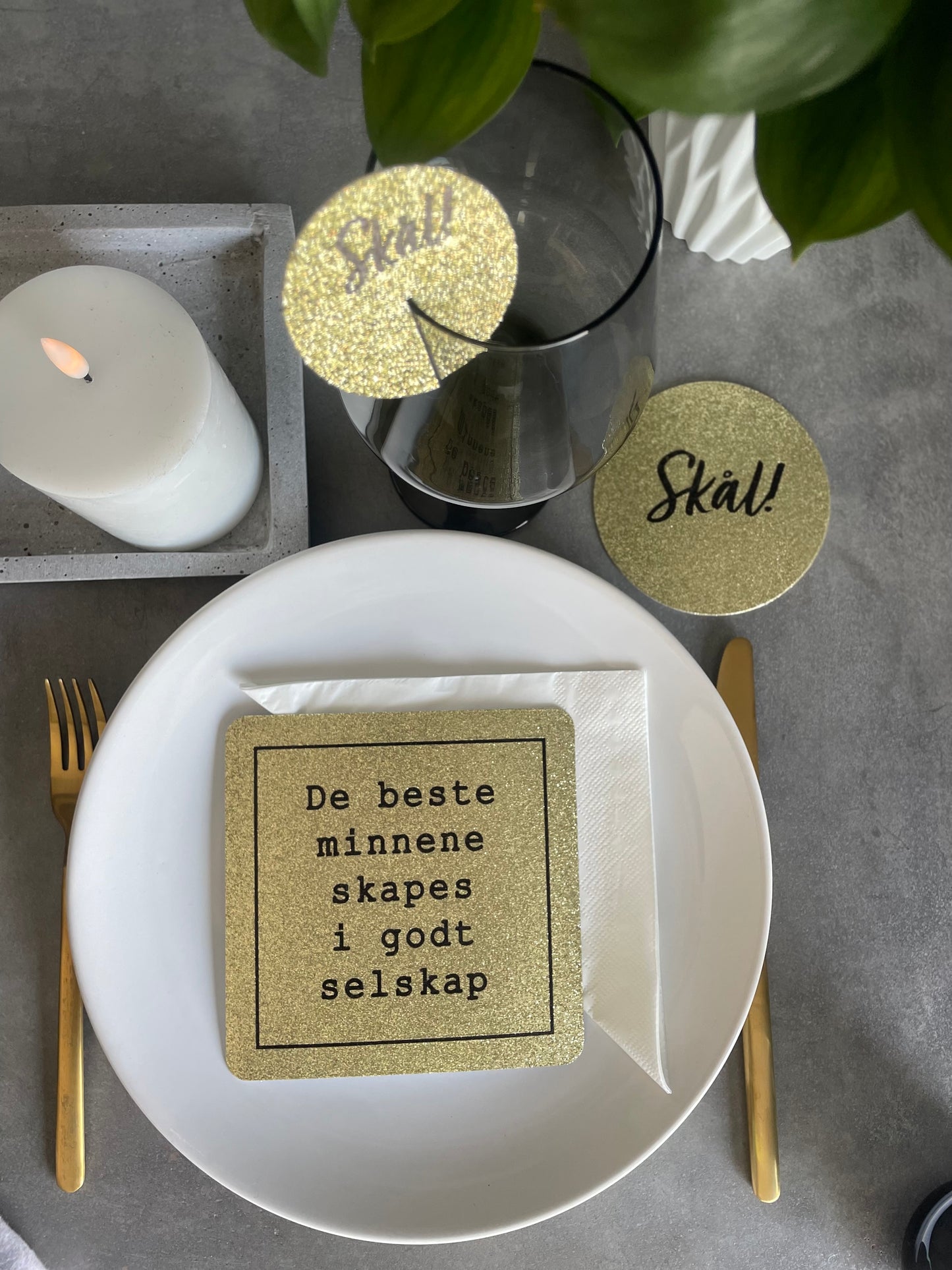 Pappiett gull glitter "De beste minnene skapes i godt selskap"