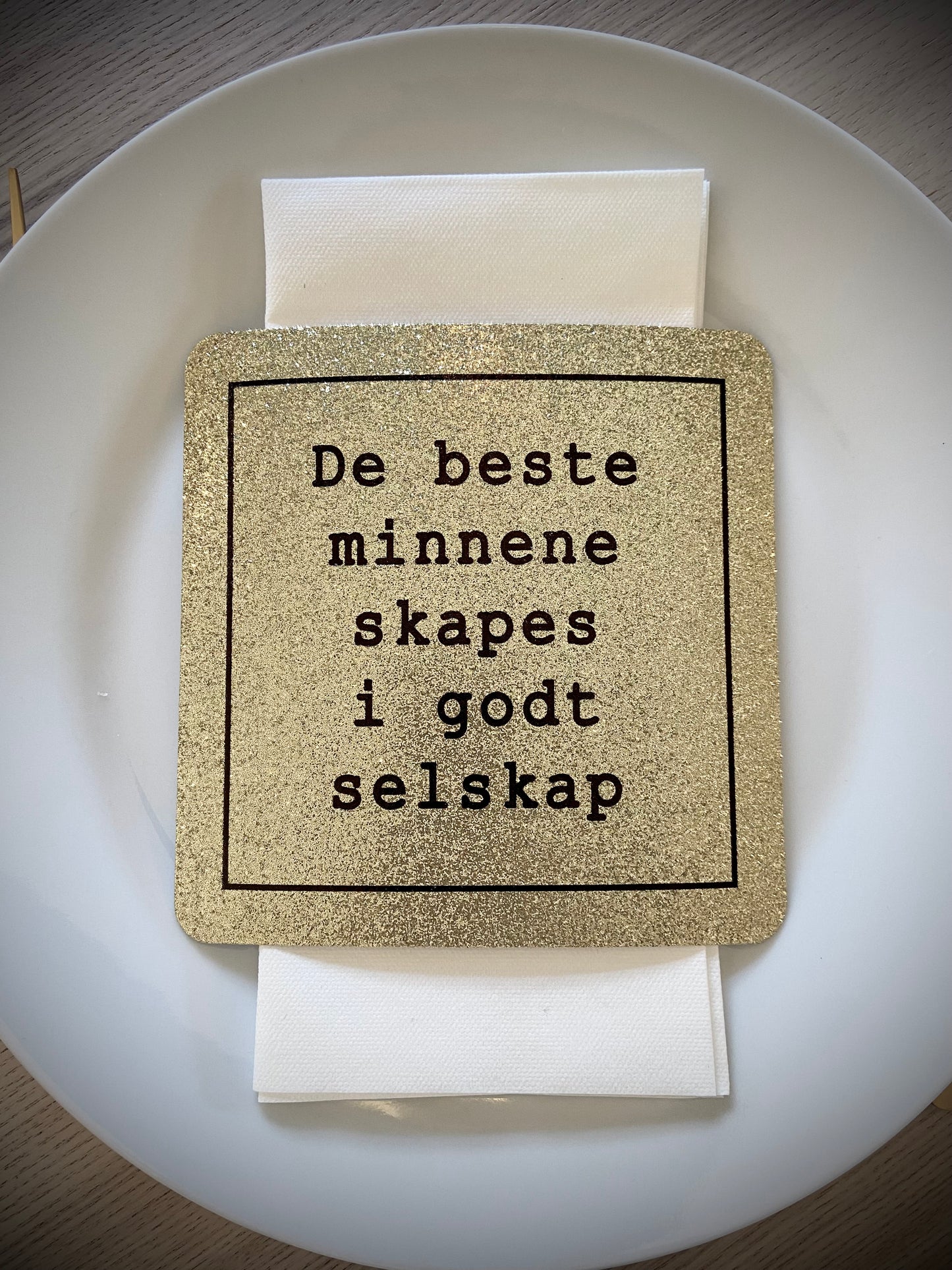 Pappiett gull glitter "De beste minnene skapes i godt selskap"
