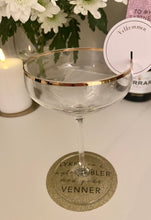 Last inn bildet i Galleri-visningsprogrammet, Coaster gull glitter &quot;Lykke er å nyte bobler med gode venner&quot;
