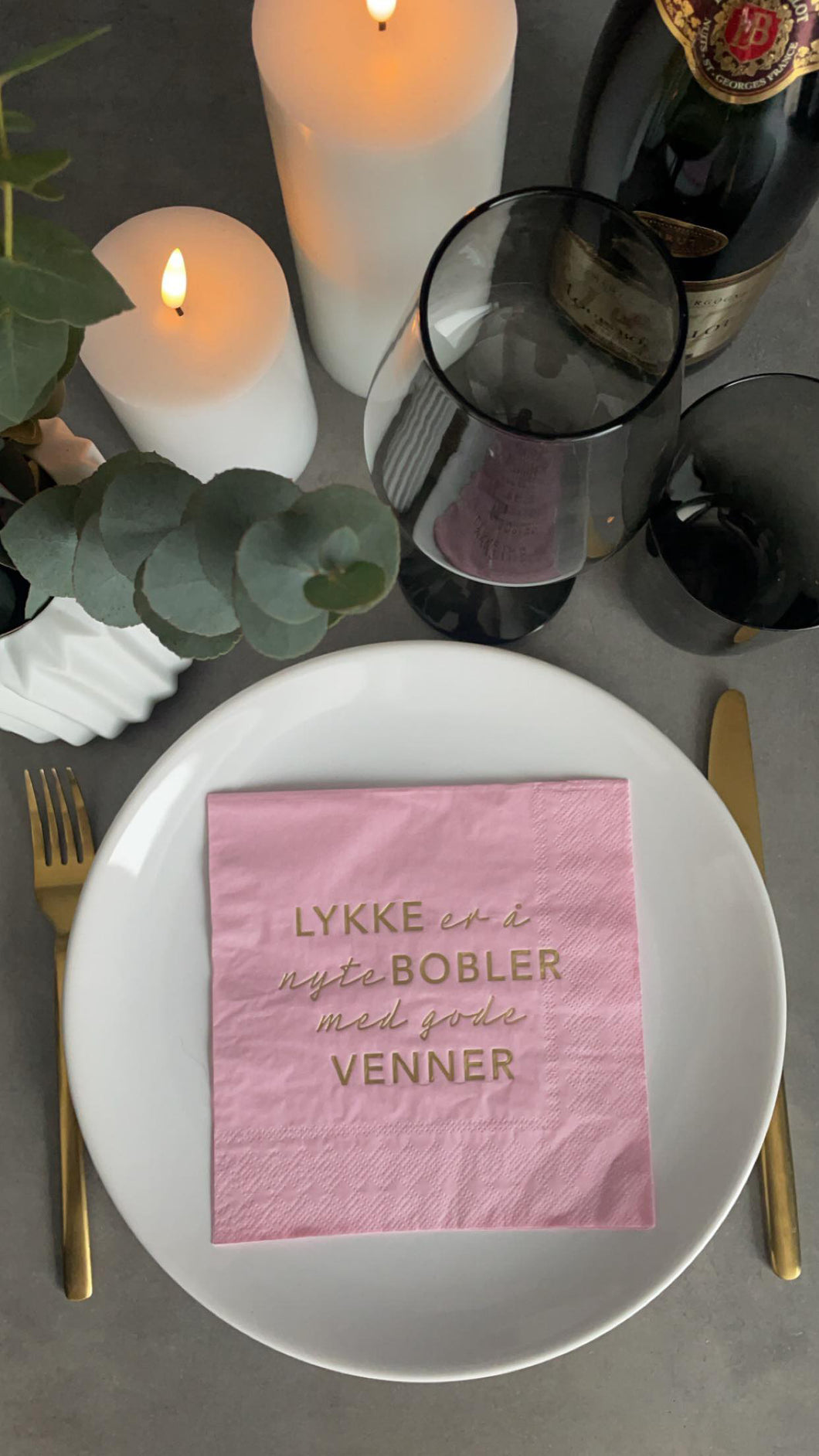3-lags rosa serviett med gull tekst - Lykke er å nyte bobler med gode venner.