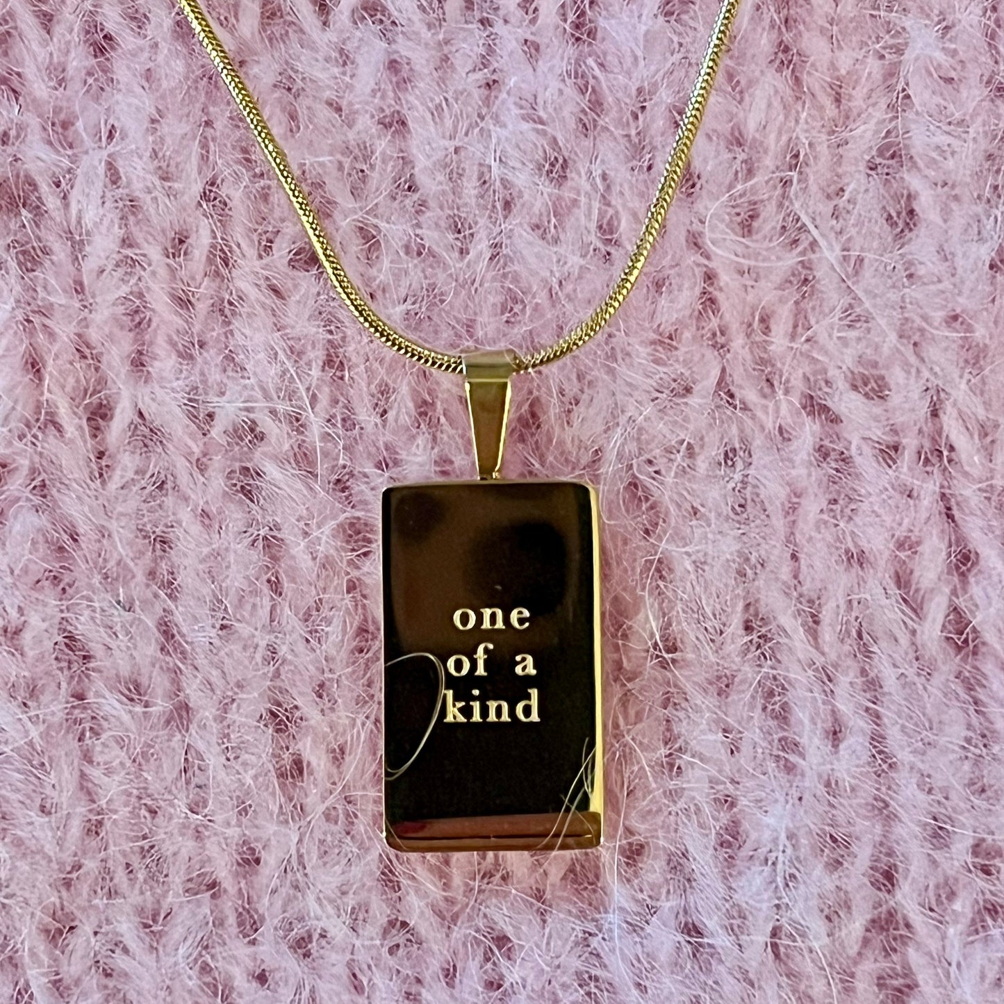 Tekstsmykke ONE OF A KIND