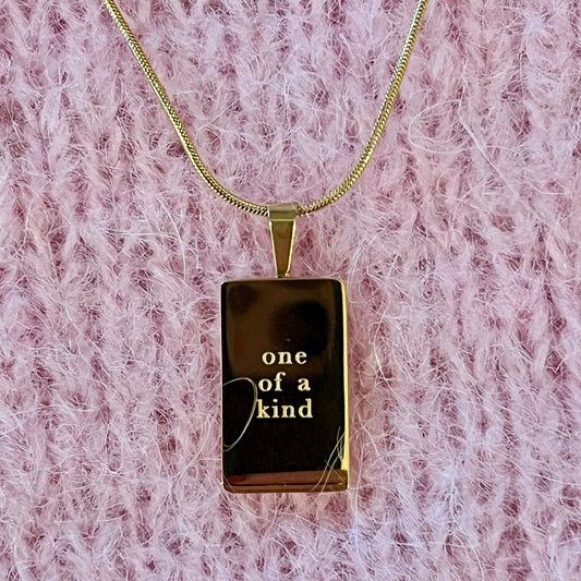 Tekstsmykke ONE OF A KIND