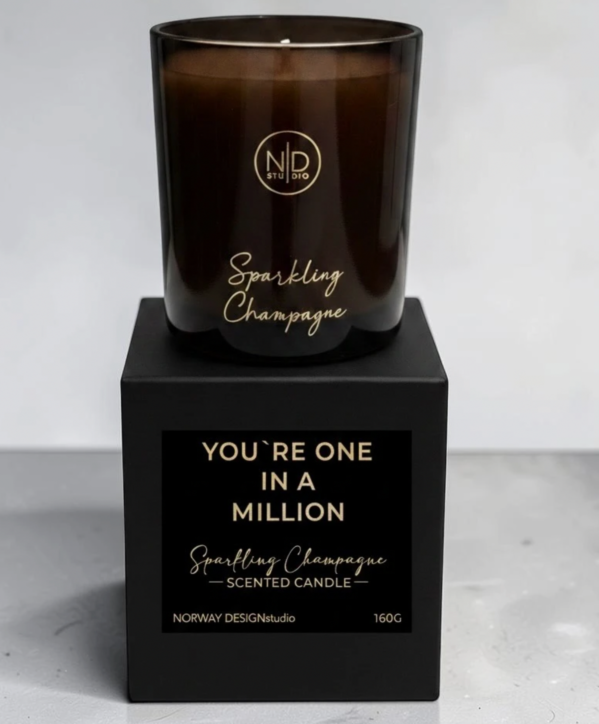 Duftlys You're one in a million med Sparkling Champagne i mørkt glass på sort gaveeske