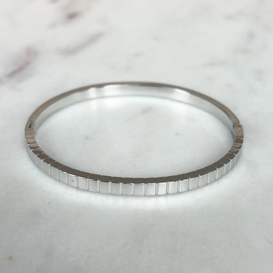 Bangle, ovalt armbånd - Ribbed, sølv