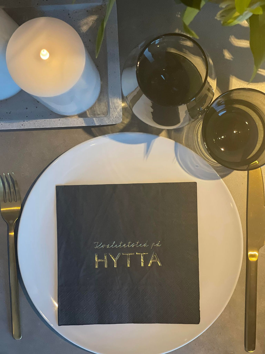 3-lags sort serviett med gull tekst - Kvalitetstid på hytta