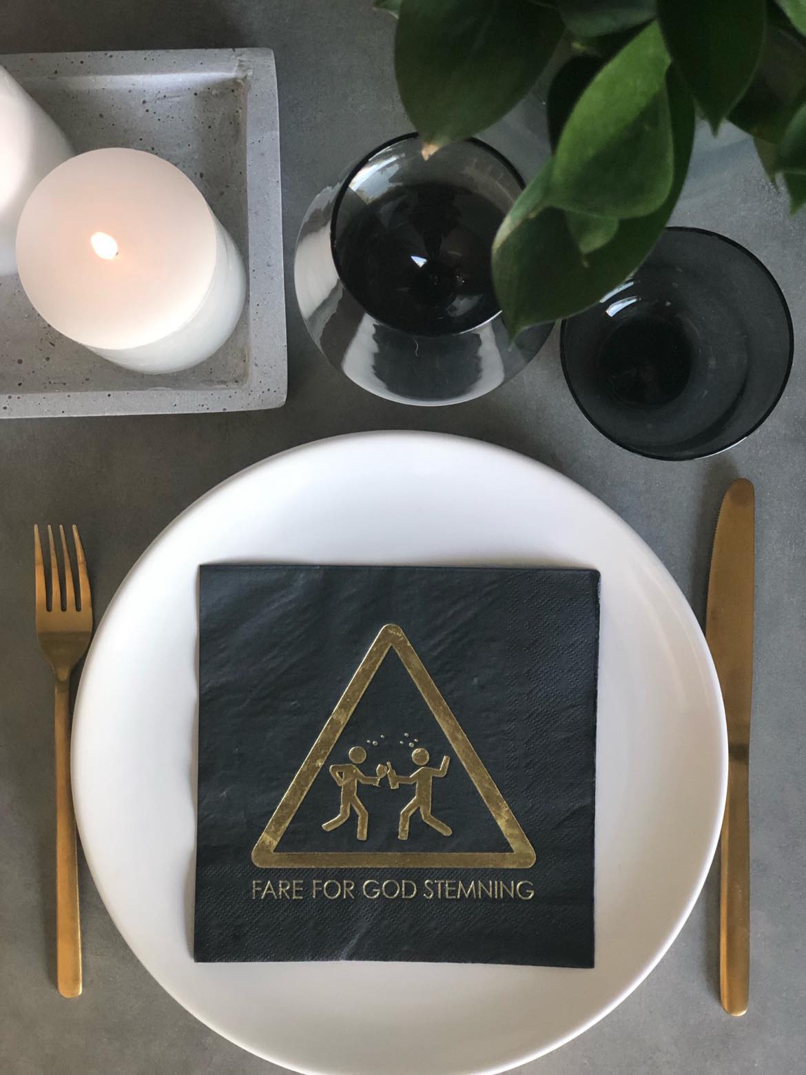 3-lags sort serviett med gull tekst - Fare for god stemning