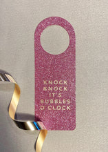 Last inn bildet i Galleri-visningsprogrammet, Flaskekort &quot;Knock knock, it`s bubbles o`clock&quot;
