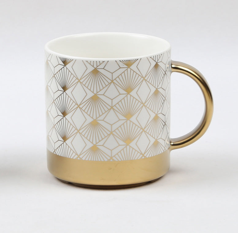 Hvit kopp med gullmønster