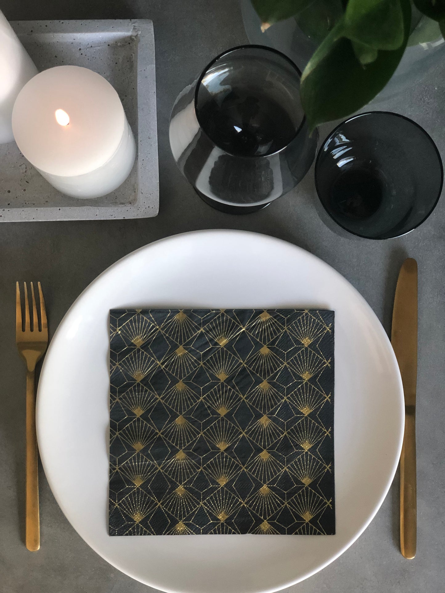 3-lags Sort serviett med gull mønster