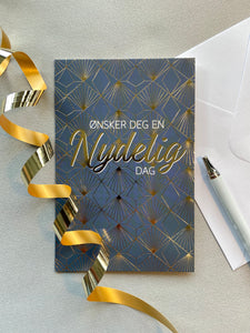Gratulasjonskort "Ønsker deg en nydelig dag" med mønster i gull