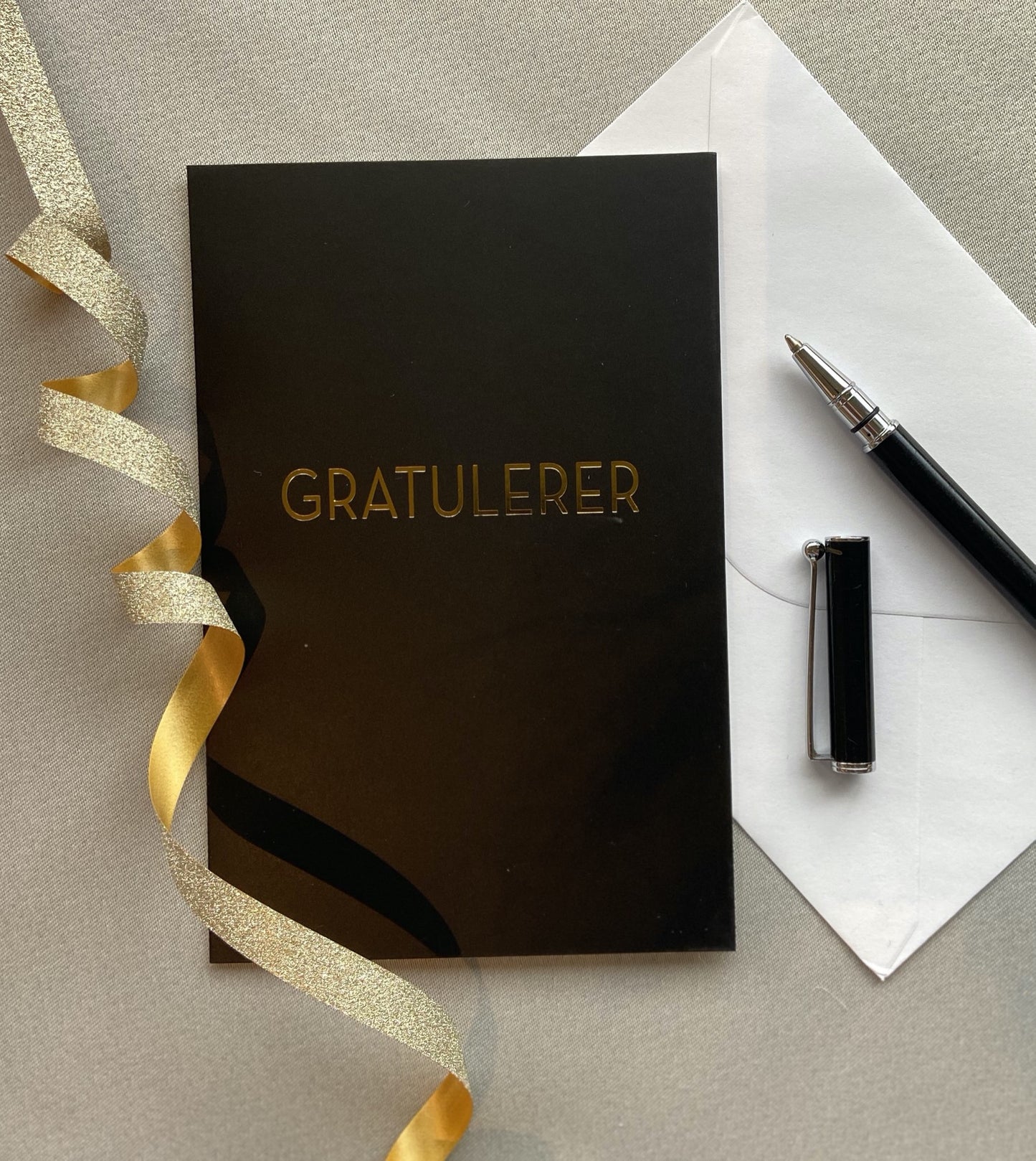 Gratulasjonskort sort "Gratulerer"