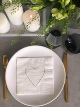Last inn bildet i Galleri-visningsprogrammet, Lekker hvit serviett med hjerte i gull. FSC sertifisert papir. Norway Designstudio, Fest, bryllup, julebord, pynt til bordet, borddekking, prikken over I´en, serviett med gull, serviett til fest, serviett til dåp, serviett til konfirmasjon, festbordet
