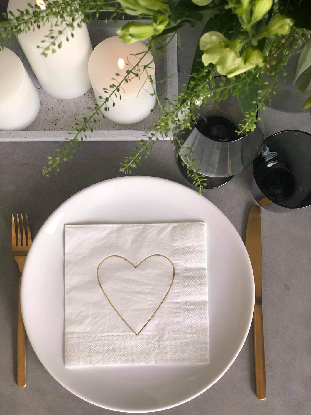 Lekker hvit serviett med hjerte i gull. FSC sertifisert papir. Norway Designstudio, Fest, bryllup, julebord, pynt til bordet, borddekking, prikken over I´en, serviett med gull, serviett til fest, serviett til dåp, serviett til konfirmasjon, festbordet