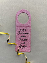 Last inn bildet i Galleri-visningsprogrammet, Flaskekort &quot;Let`s celebrate and dance all night&quot;
