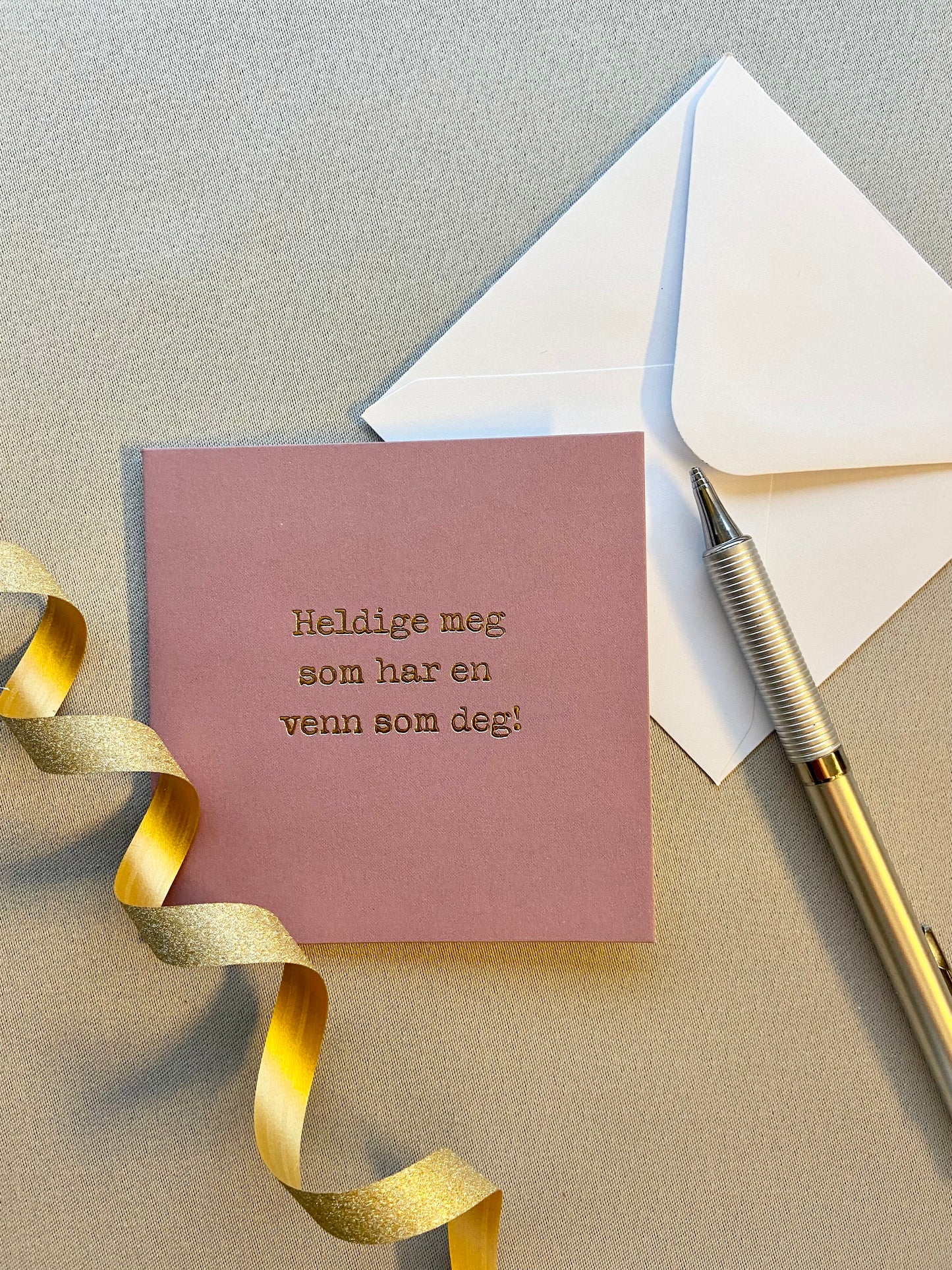 Gratulasjonskort "Heldige meg som har en venn som deg"