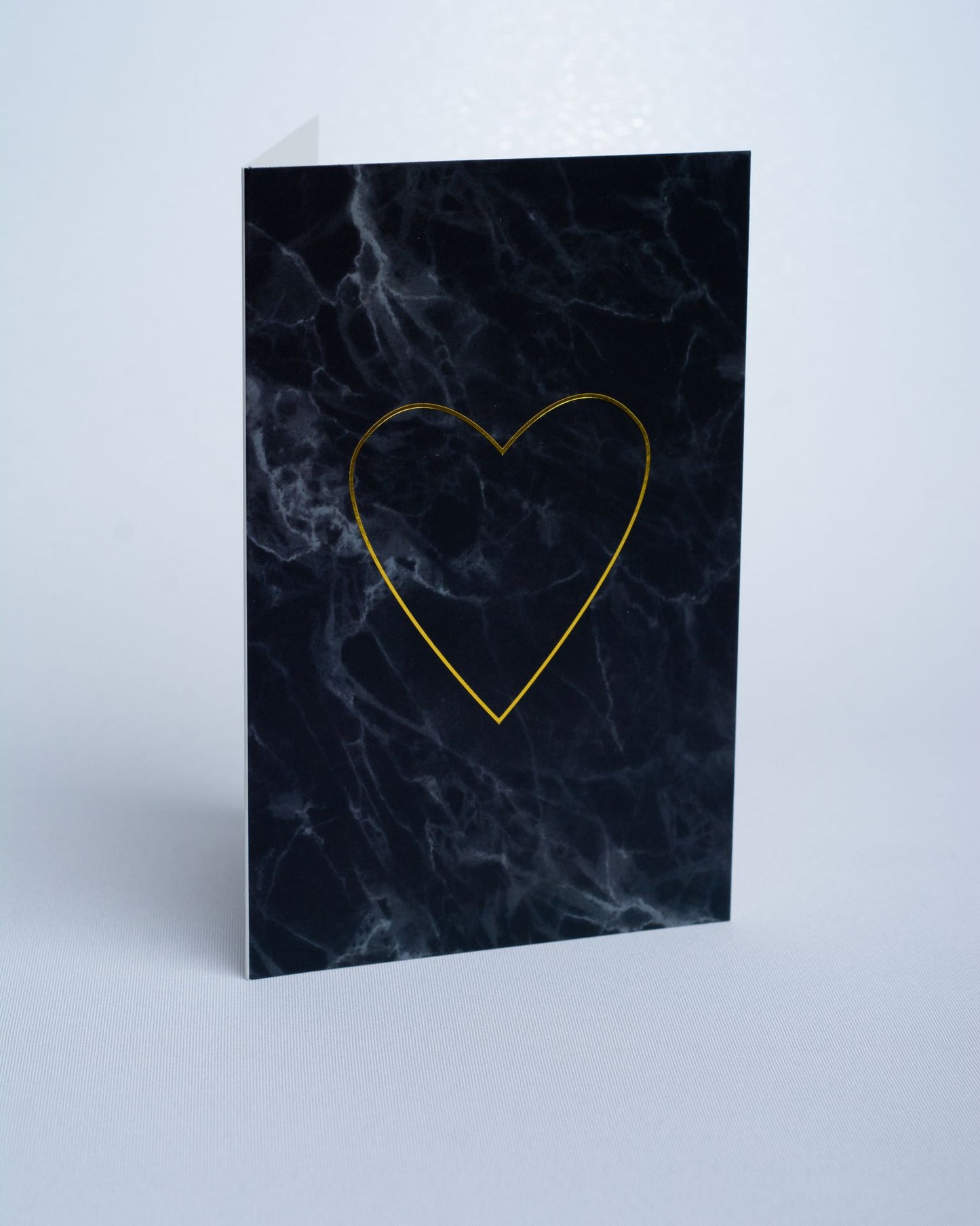 Doble kort med marmortrykk med gull tekst. Portfoliofoto