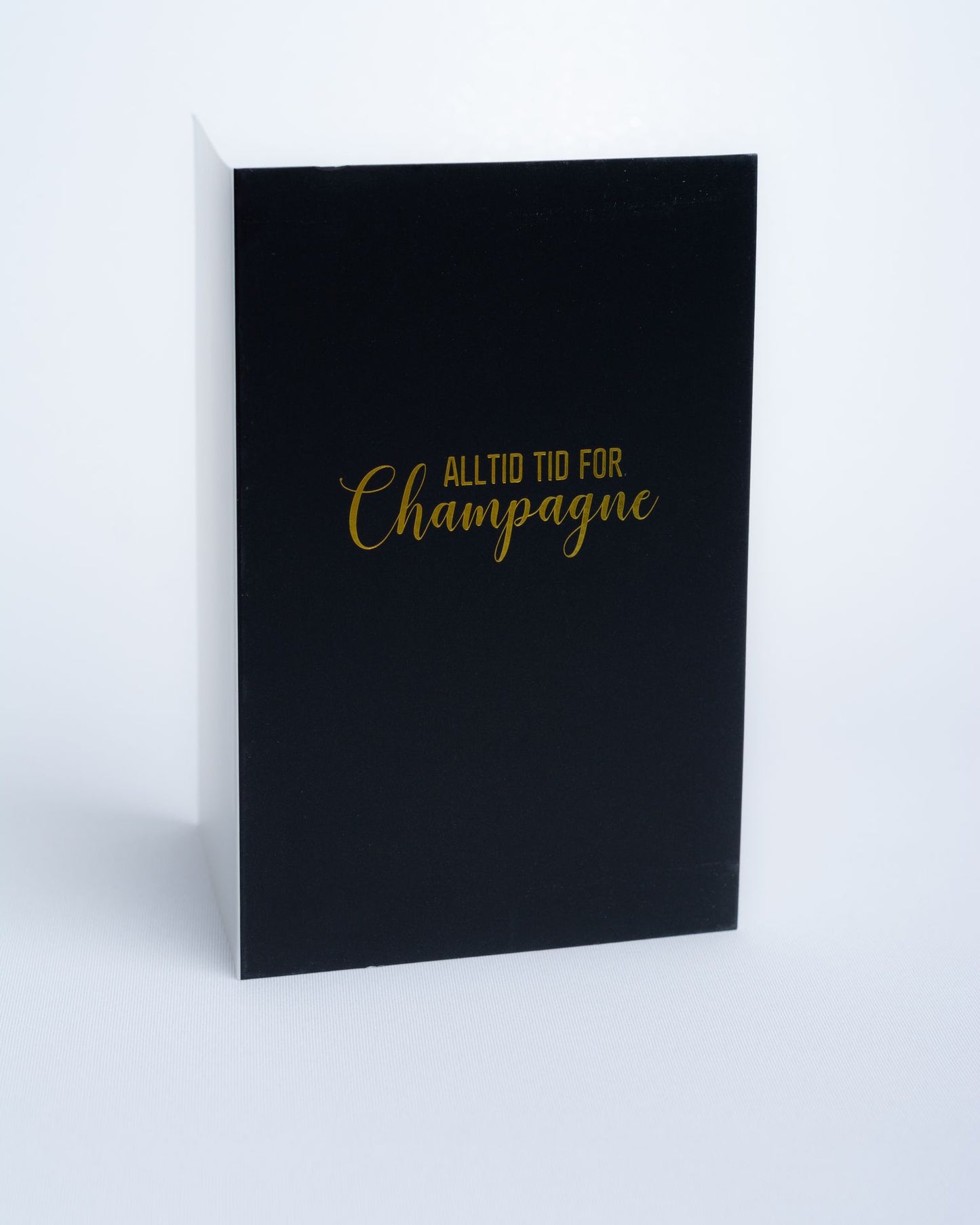 Doble kort I sort med gull trykk. Portfoliofoto