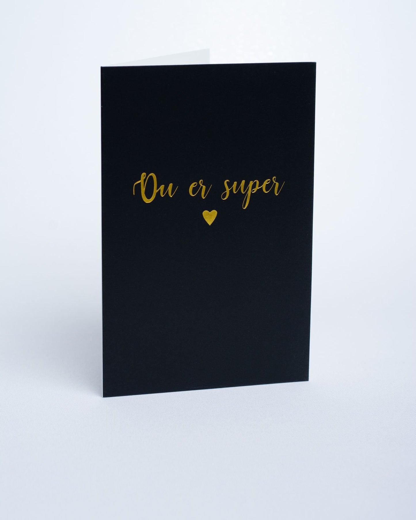 Doble kort I sort med gull trykk. Portfoliofoto