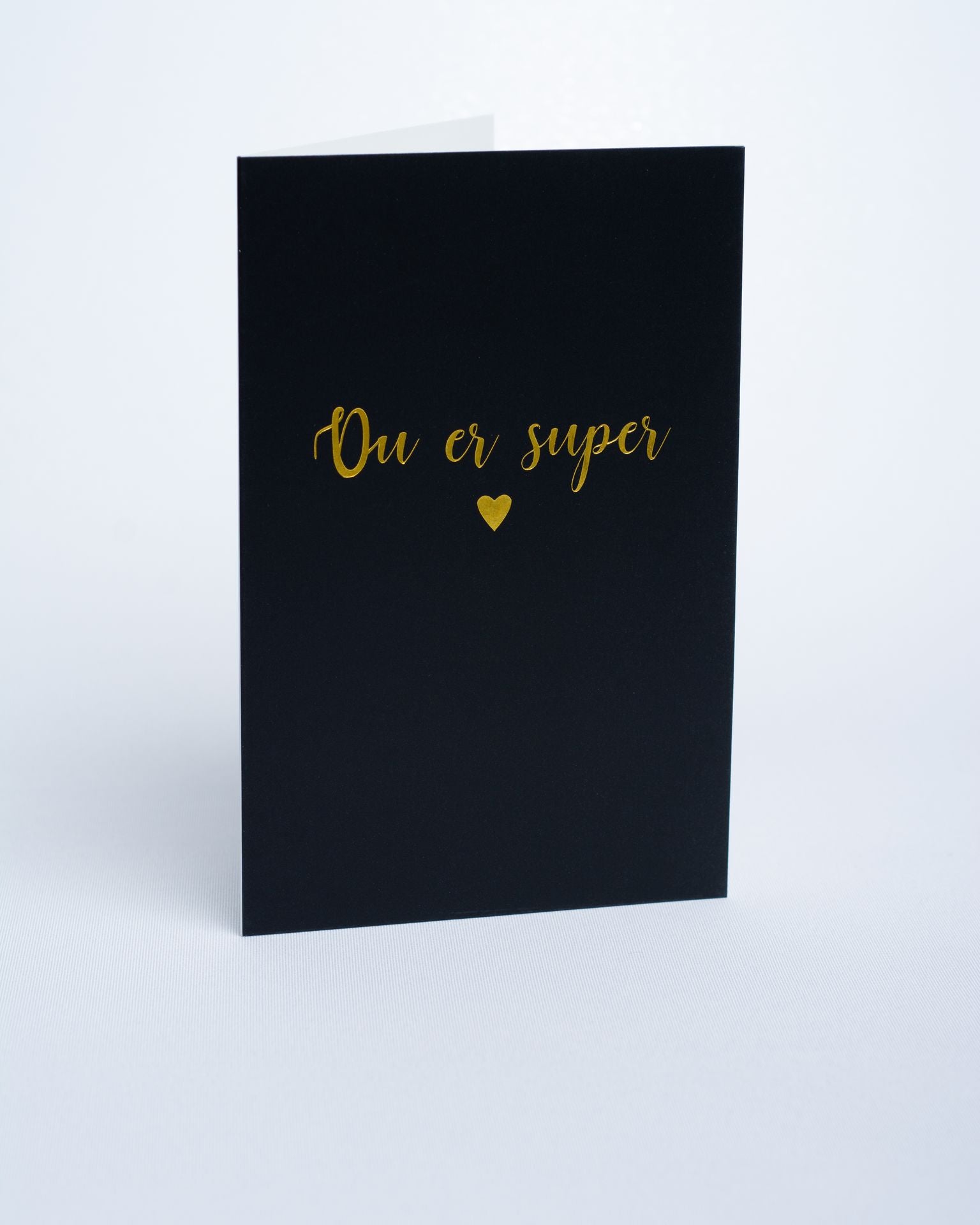 Doble kort I sort med gull trykk. Portfoliofoto