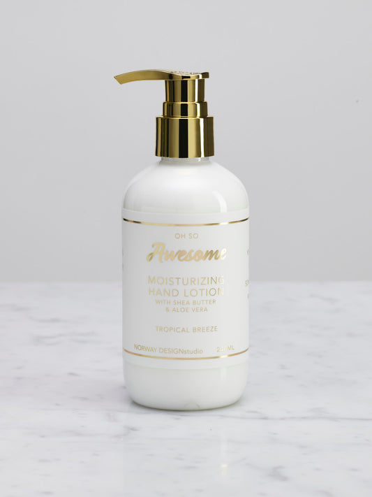 Fantastisk deilig fuktighetsgivende lotion med masse pleiendeingredienser som shea butter, aloe vera og vitamin E. Trekker raskt inn i huden og dufter himmelsk.