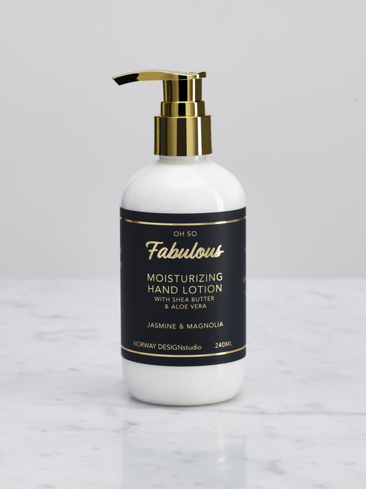 Fantastisk deilig fuktighetsgivende lotion med masse pleiendeingredienser som shea butter, aloe vera og vitamin E. Trekker raskt inn i huden og dufter himmelsk.