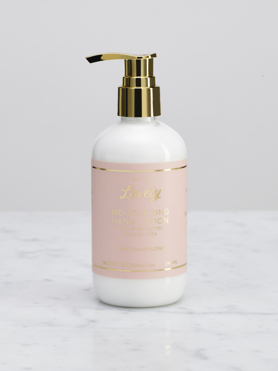 Fantastisk deilig fuktighetsgivende lotion med masse pleiendeingredienser som shea butter, aloe vera og vitamin E. Trekker raskt inn i huden og dufter himmelsk.