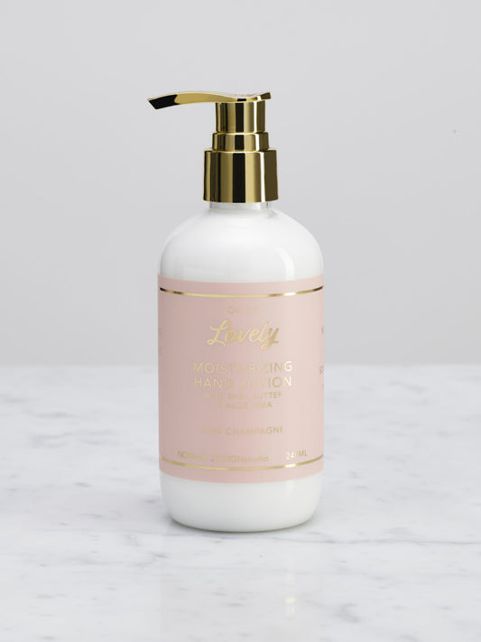 Fantastisk deilig fuktighetsgivende lotion med masse pleiendeingredienser som shea butter, aloe vera og vitamin E. Trekker raskt inn i huden og dufter himmelsk.